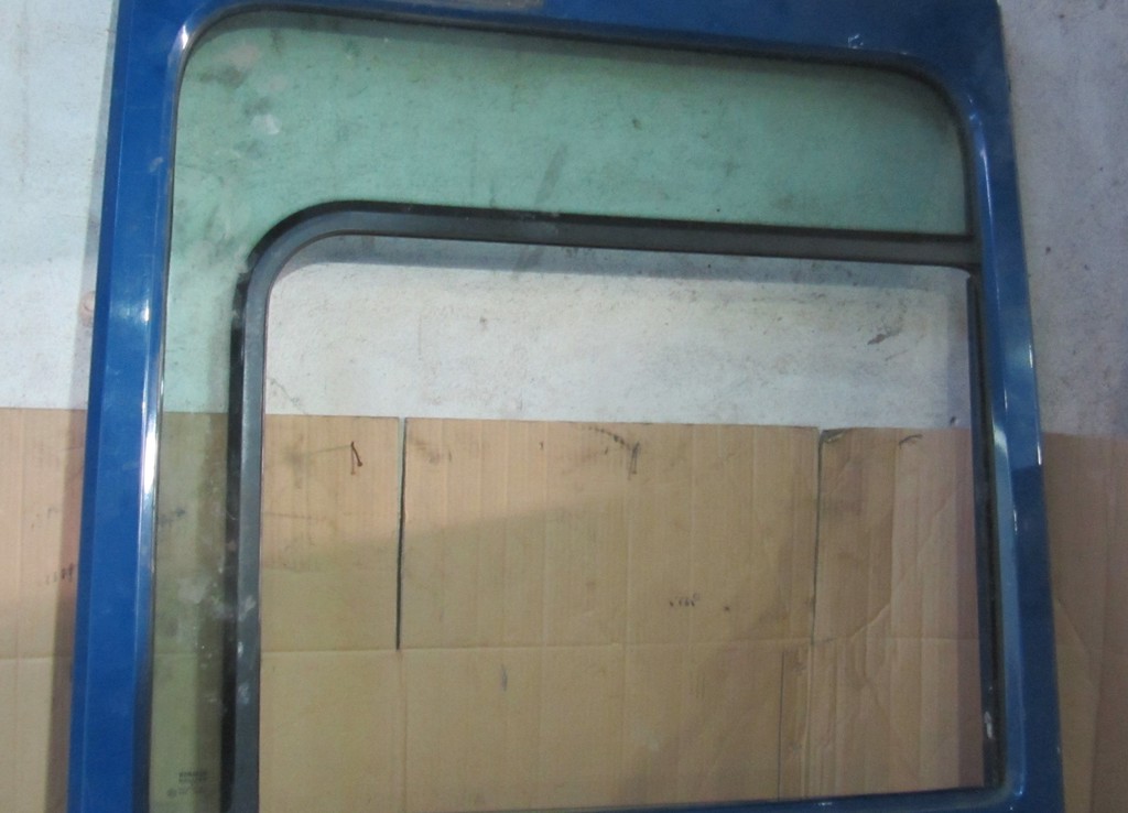 Стекло двери передней правой для Renault Magnum DXI 7421011922