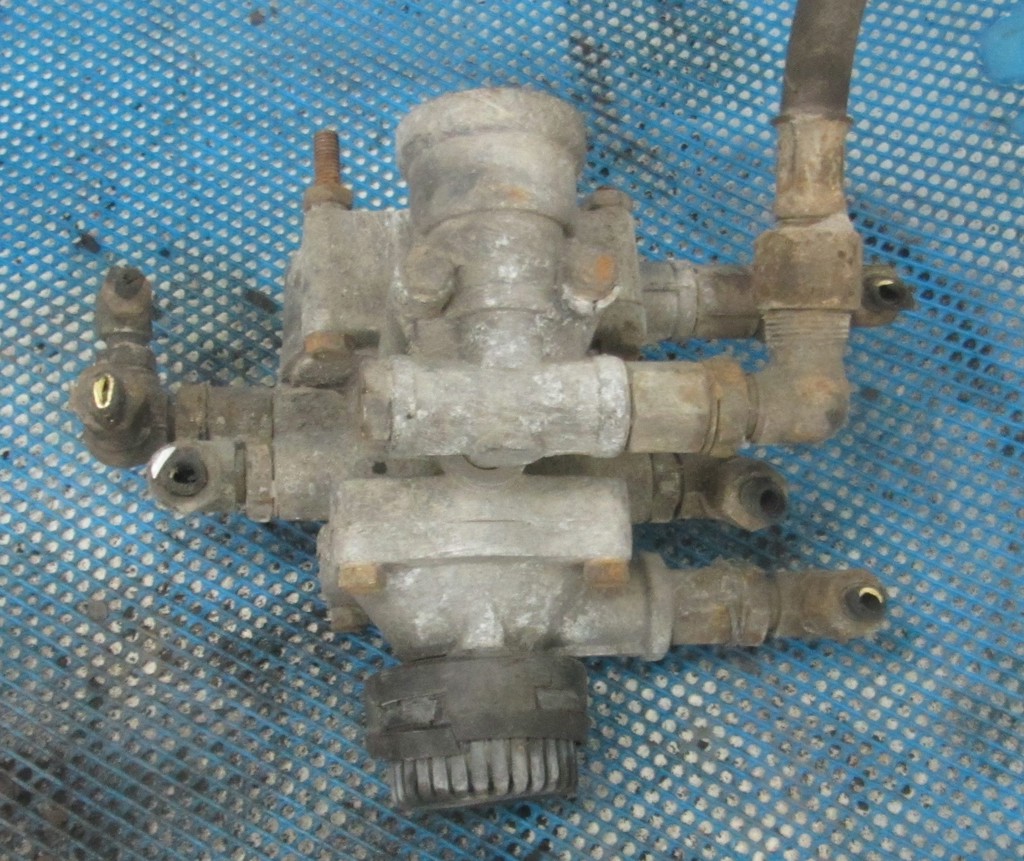 Кран управления тормозами прицепа для МАЗ 5440 64221-3522010