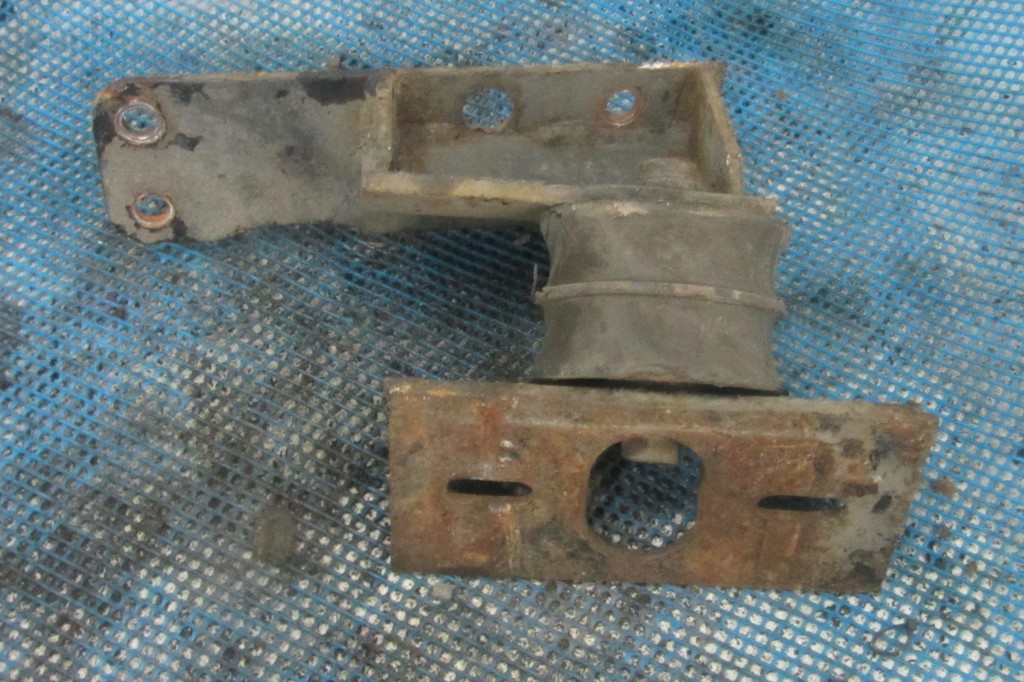 Подушка крепления КПП для МАЗ 5440 81962100388