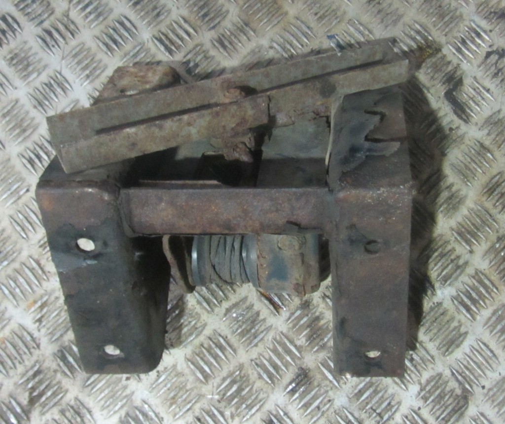 Кронштейн запасного колеса для Renault  Midlum