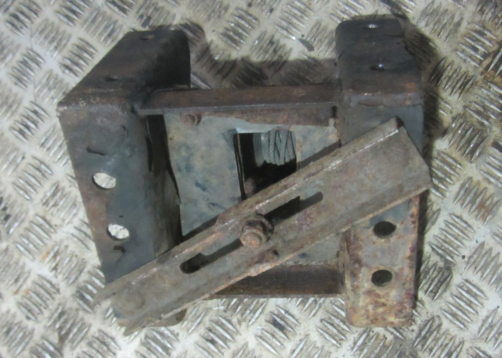 Кронштейн запасного колеса для Renault  Midlum