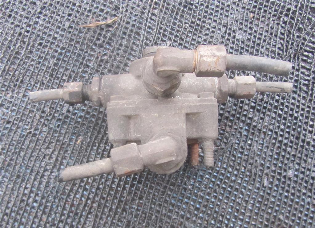 Клапан ускорительный для МАЗ 4370 Deutz 100-3518010-10
