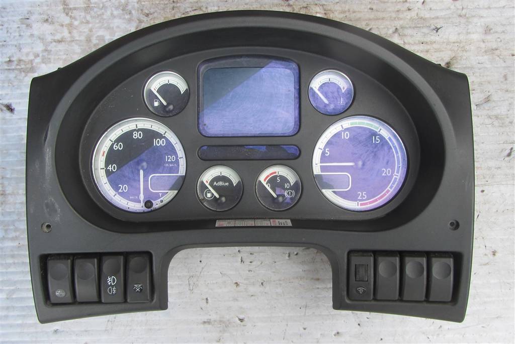 Щиток приборов (приборная панель) для DAF Xf 105  1743496