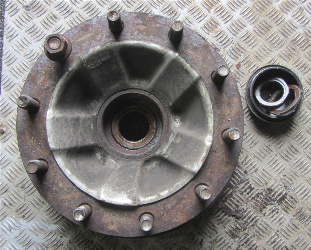 Ступица передняя для Renault Premium DXI 7421022433